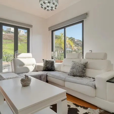 Ferienhaus Fuer 6 Personen Ca 248 Qm In Cmara De Lobos, Madeira Suedkueste Von Madeira